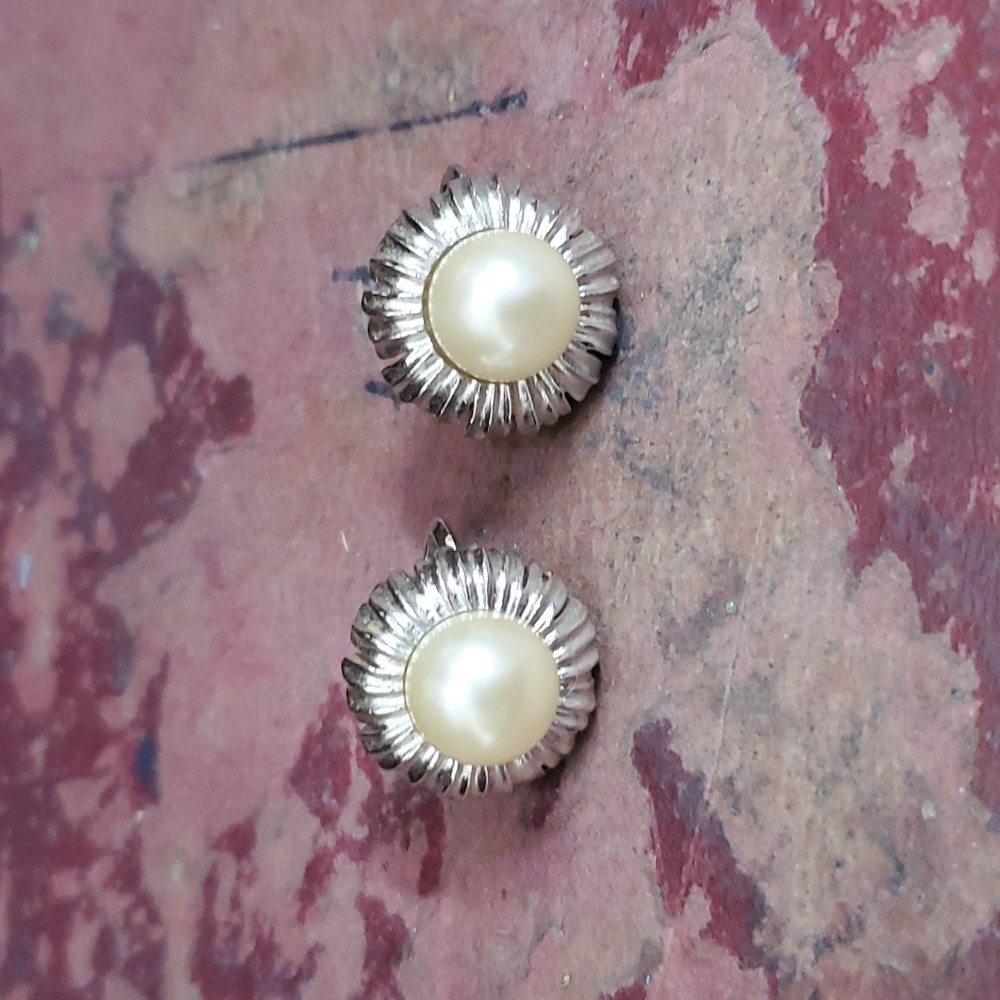 Trifari vintage silver pearl clip earrings Dy742